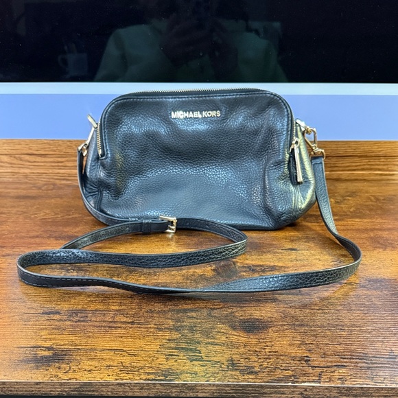 Michael Kors Handbags - Michael Kors Black Pebbled Leather Crossbody Bag